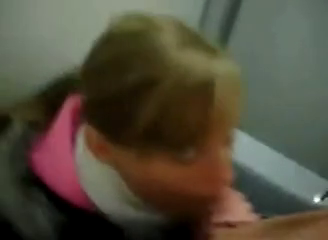  Юная девчонка засасывает пенис своего бывшего однокурсника