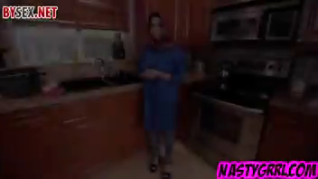 Мужик трахнул мусульманку на кухне